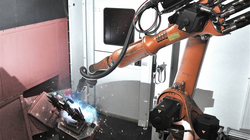KUKA KR16機(jī)器人在進(jìn)行車(chē)軸焊接工作